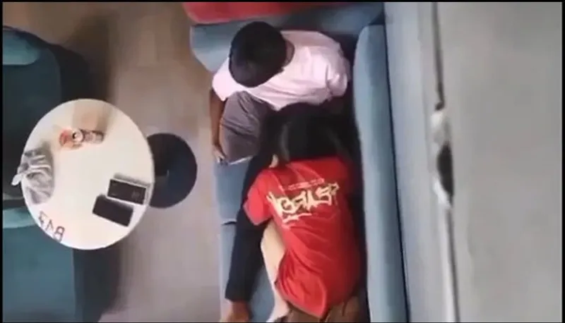 Quay lén tình nhân bú bú cho cô bạn gái nơi công cộng
