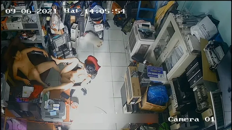 Người vợ anh xã địt nhau trong của hàng máy tính