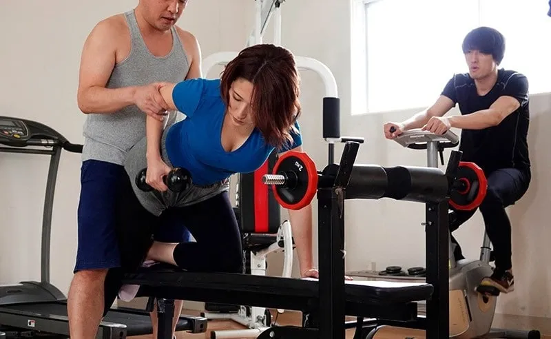 Gã chồng phát hiện người vợ ngoại tình với huấn luyện viên thể hình