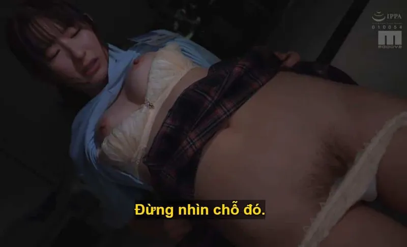Người sếp dự tính "xử" cô nàng nhân viên kiêu kỳ lười nhác, suốt ngày chỉ mải mê tán gẫu tin nhắn với bạn trai.